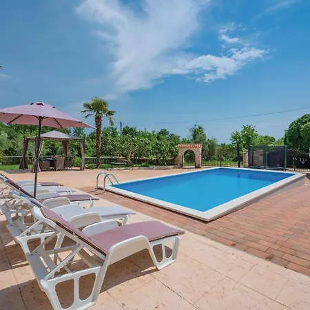 13 Apartman *