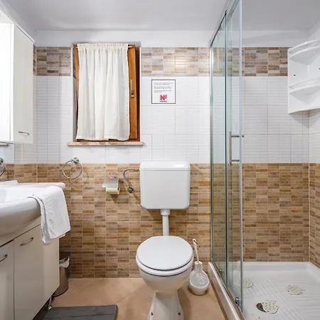 Apartment In With Kitchen *